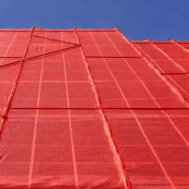 Filet d'échafaudage pare-gravat rouge